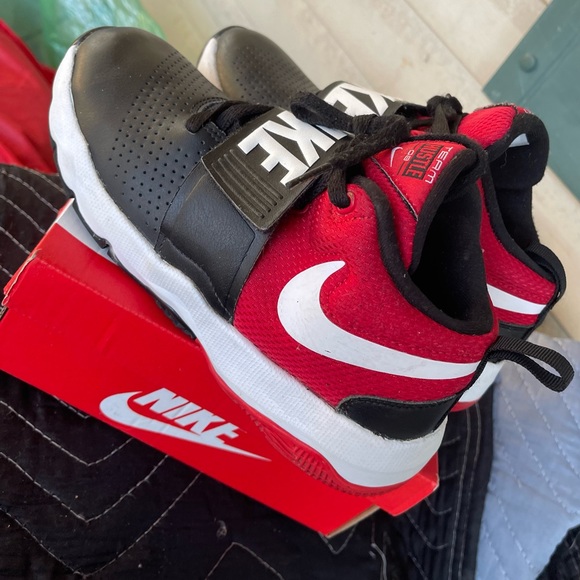 Nike team hustle d8 black university red shoes - Picture 4 of 7